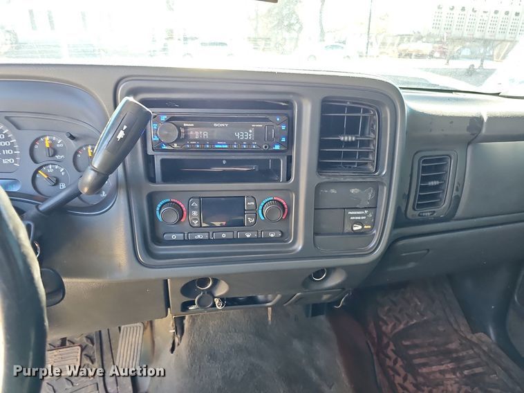 image for item DK0571 2004 Chevrolet Silverado 1500 Ext. Cab flatbed pickup truck