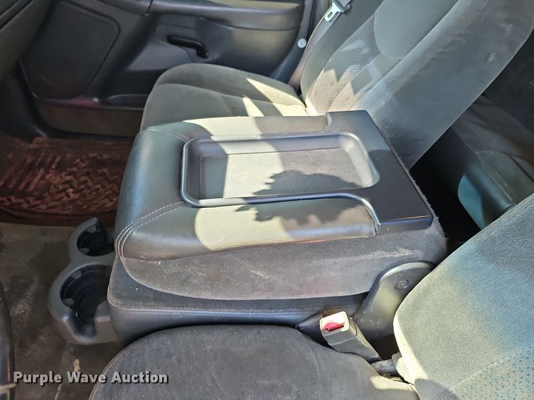 image for item DK0571 2004 Chevrolet Silverado 1500 Ext. Cab flatbed pickup truck