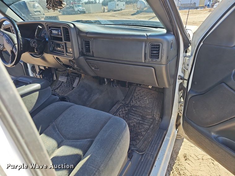 image for item DK0571 2004 Chevrolet Silverado 1500 Ext. Cab flatbed pickup truck