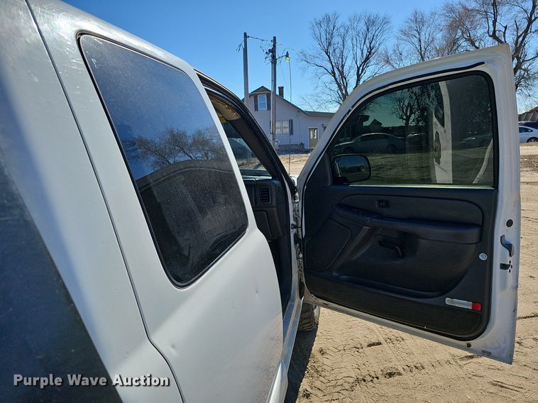 image for item DK0571 2004 Chevrolet Silverado 1500 Ext. Cab flatbed pickup truck