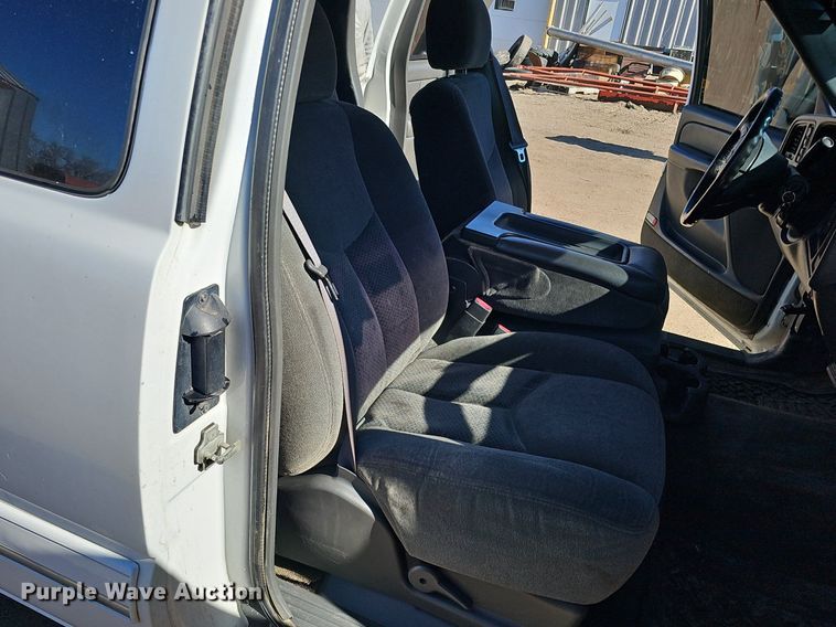 image for item DK0571 2004 Chevrolet Silverado 1500 Ext. Cab flatbed pickup truck