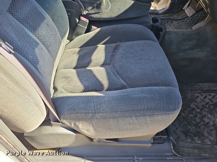 image for item DK0571 2004 Chevrolet Silverado 1500 Ext. Cab flatbed pickup truck