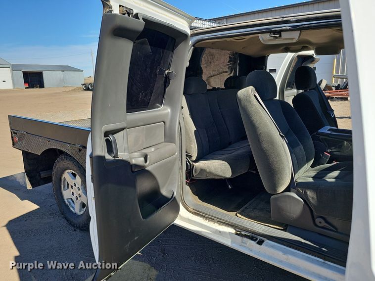 image for item DK0571 2004 Chevrolet Silverado 1500 Ext. Cab flatbed pickup truck