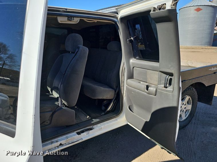 image for item DK0571 2004 Chevrolet Silverado 1500 Ext. Cab flatbed pickup truck