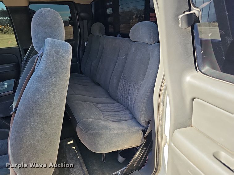 image for item DK0571 2004 Chevrolet Silverado 1500 Ext. Cab flatbed pickup truck