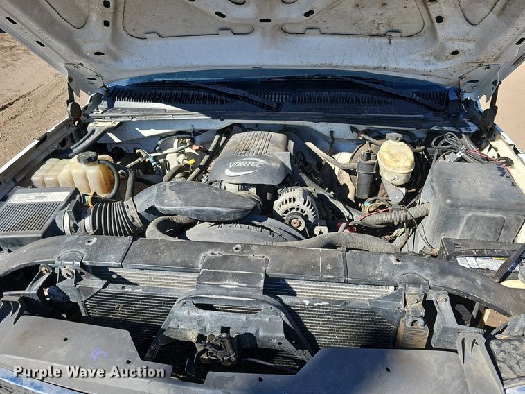 image for item DK0571 2004 Chevrolet Silverado 1500 Ext. Cab flatbed pickup truck