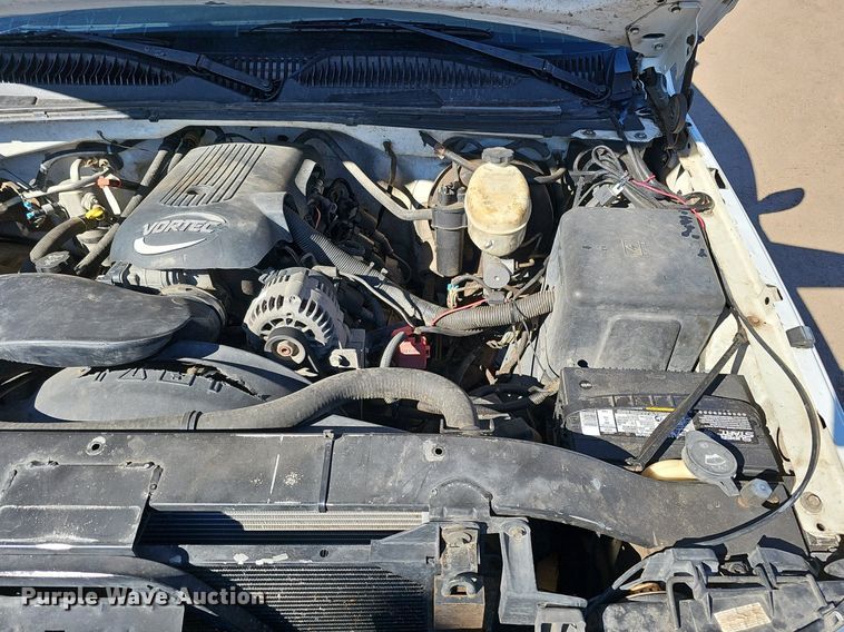 image for item DK0571 2004 Chevrolet Silverado 1500 Ext. Cab flatbed pickup truck