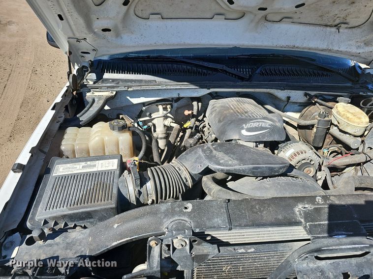 image for item DK0571 2004 Chevrolet Silverado 1500 Ext. Cab flatbed pickup truck