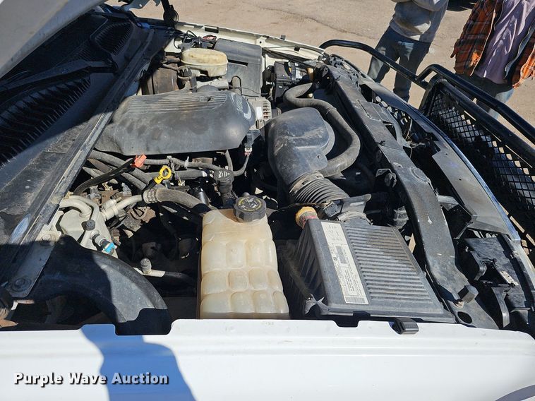 image for item DK0571 2004 Chevrolet Silverado 1500 Ext. Cab flatbed pickup truck