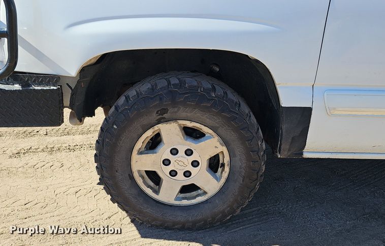 image for item DK0571 2004 Chevrolet Silverado 1500 Ext. Cab flatbed pickup truck