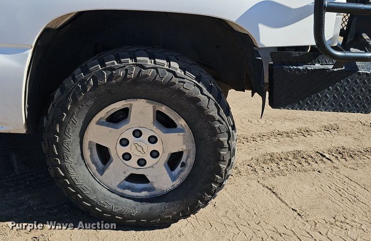 image for item DK0571 2004 Chevrolet Silverado 1500 Ext. Cab flatbed pickup truck