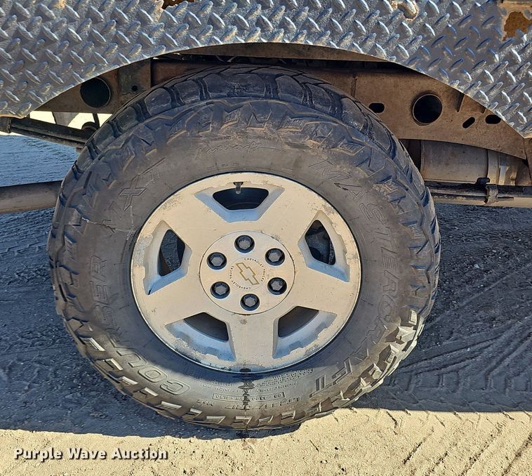 image for item DK0571 2004 Chevrolet Silverado 1500 Ext. Cab flatbed pickup truck