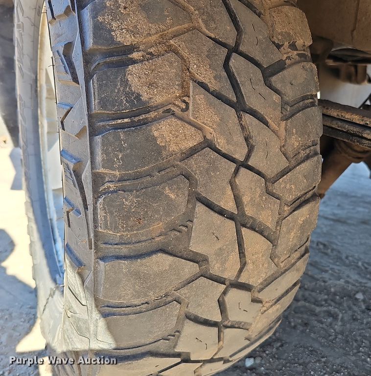 image for item DK0571 2004 Chevrolet Silverado 1500 Ext. Cab flatbed pickup truck