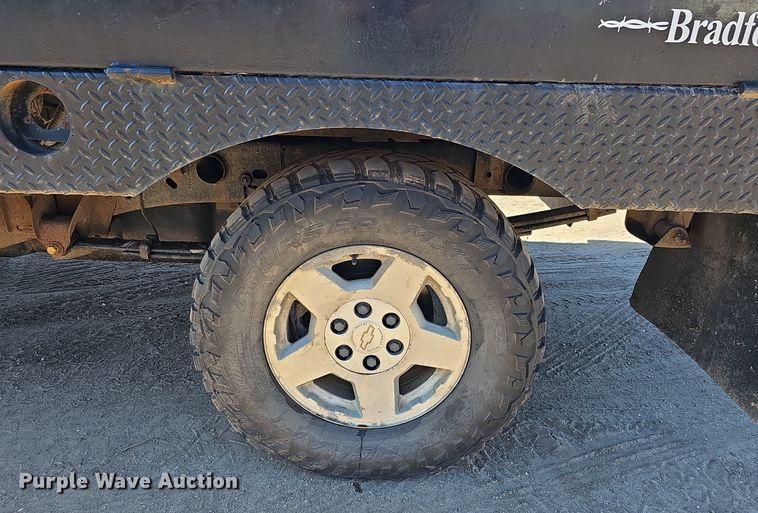 image for item DK0571 2004 Chevrolet Silverado 1500 Ext. Cab flatbed pickup truck