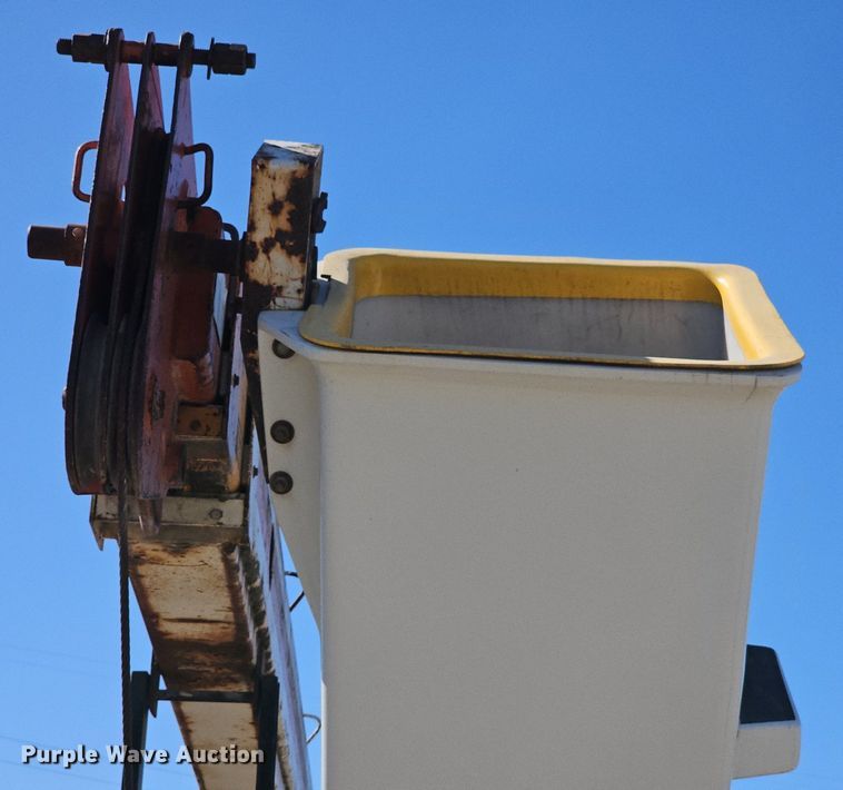 image for item DK0606 1979 Ford 800 crane truck