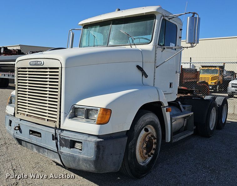 image for item DK0612 2000 Freightliner FLD112 semi truck