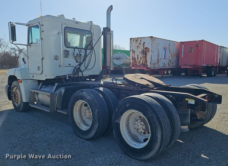 image for item DK0612 2000 Freightliner FLD112 semi truck