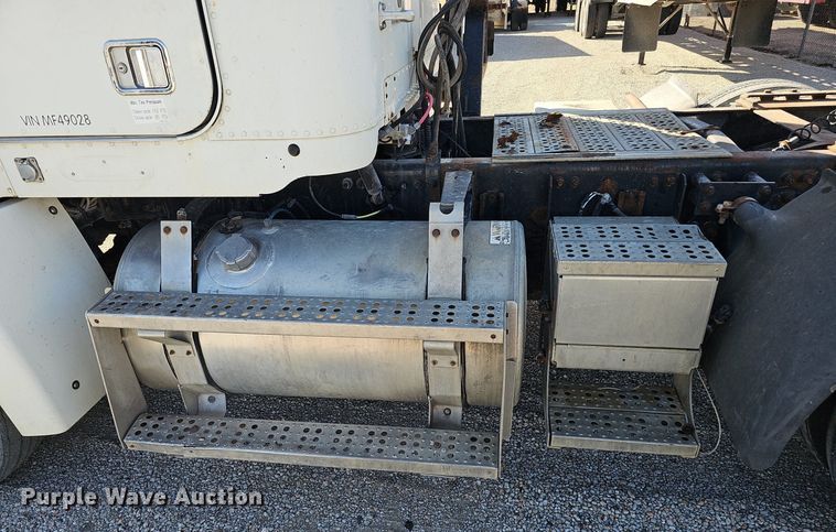 image for item DK0612 2000 Freightliner FLD112 semi truck