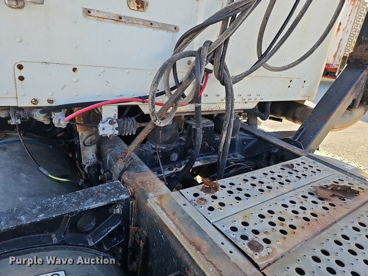 image for item DK0612 2000 Freightliner FLD112 semi truck