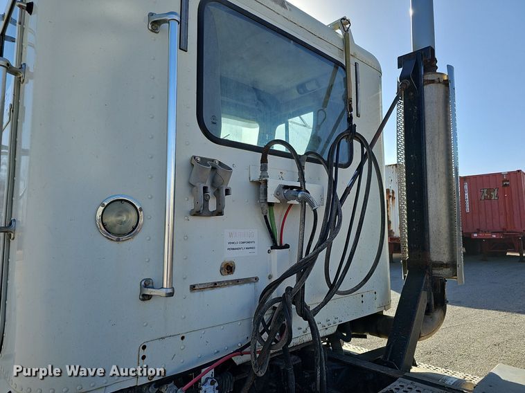 image for item DK0612 2000 Freightliner FLD112 semi truck