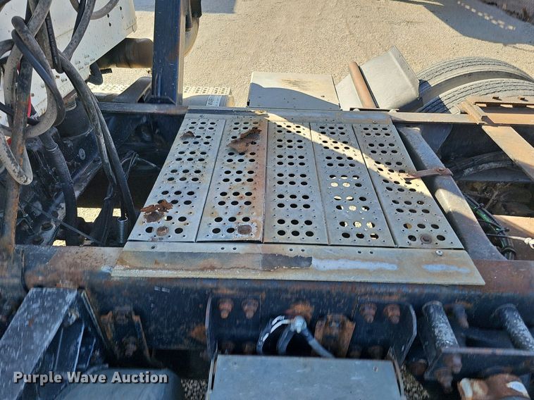 image for item DK0612 2000 Freightliner FLD112 semi truck