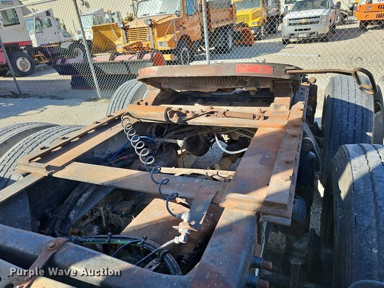 image for item DK0612 2000 Freightliner FLD112 semi truck