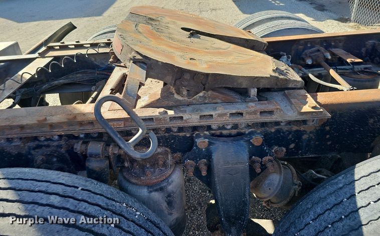 image for item DK0612 2000 Freightliner FLD112 semi truck