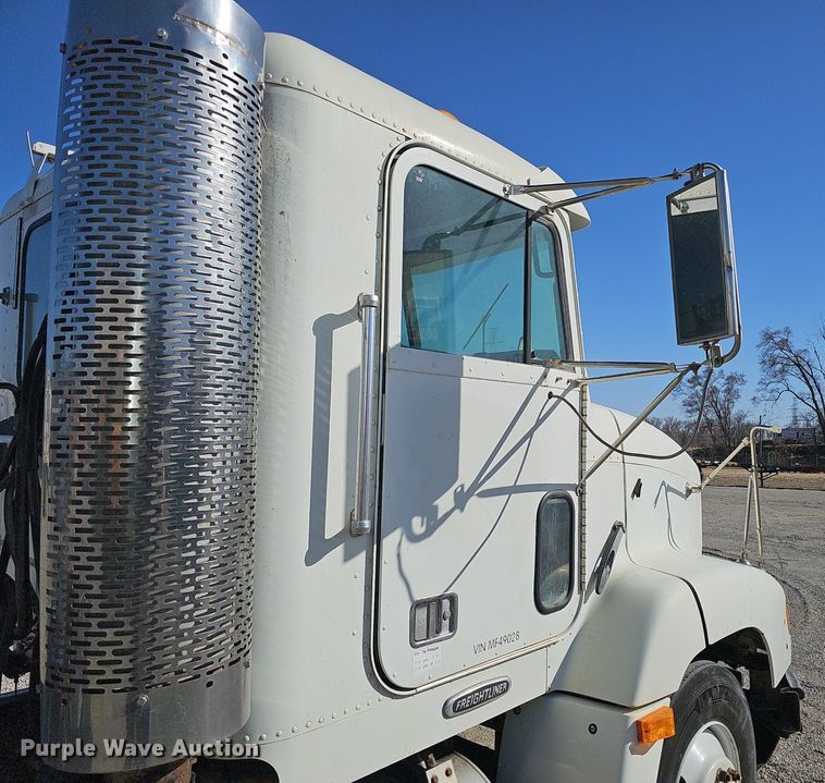 image for item DK0612 2000 Freightliner FLD112 semi truck