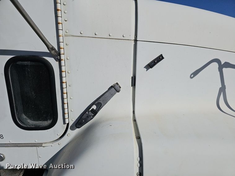 image for item DK0612 2000 Freightliner FLD112 semi truck