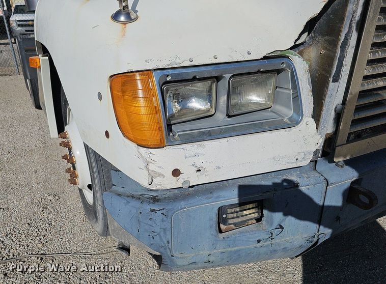 image for item DK0612 2000 Freightliner FLD112 semi truck