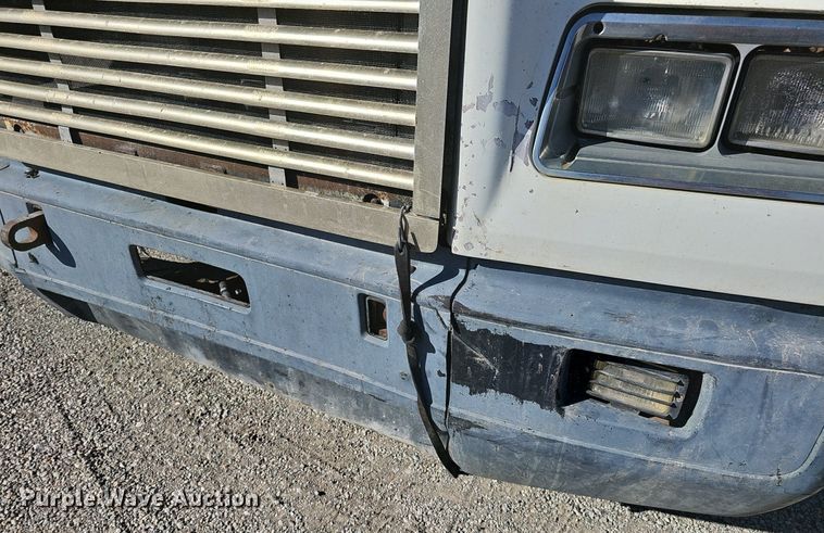 image for item DK0612 2000 Freightliner FLD112 semi truck