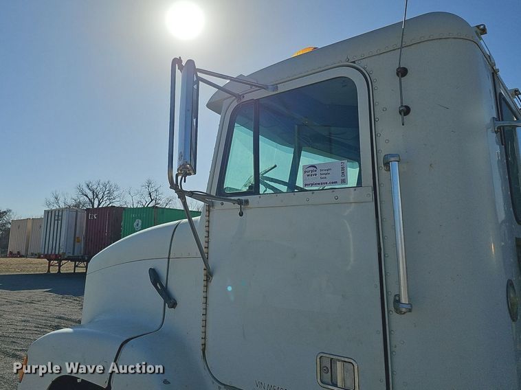 image for item DK0612 2000 Freightliner FLD112 semi truck