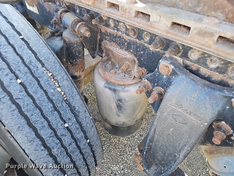 image for item DK0612 2000 Freightliner FLD112 semi truck