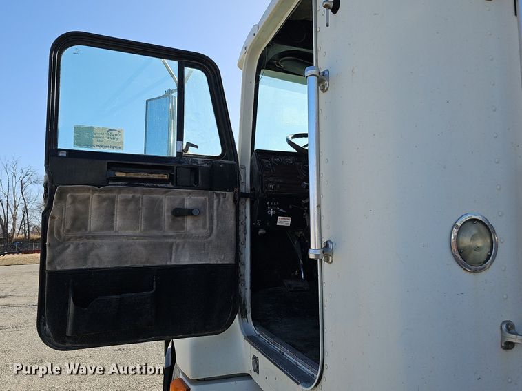 image for item DK0612 2000 Freightliner FLD112 semi truck