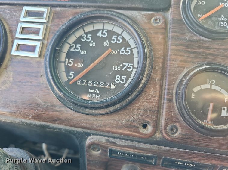 image for item DK0612 2000 Freightliner FLD112 semi truck