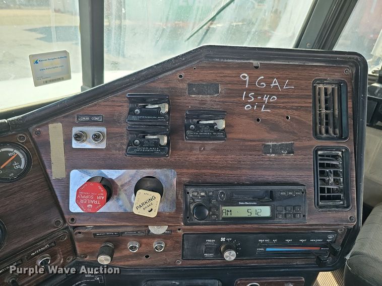 image for item DK0612 2000 Freightliner FLD112 semi truck