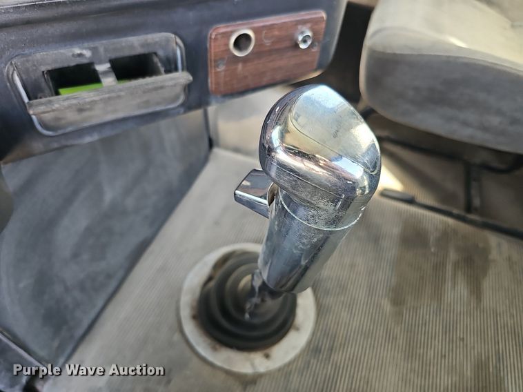 image for item DK0612 2000 Freightliner FLD112 semi truck