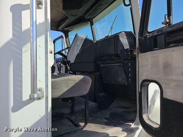 image for item DK0612 2000 Freightliner FLD112 semi truck