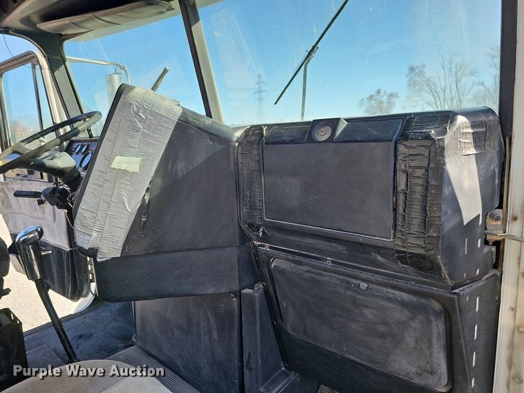 image for item DK0612 2000 Freightliner FLD112 semi truck