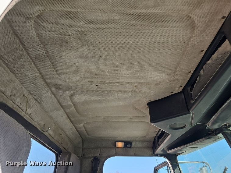 image for item DK0612 2000 Freightliner FLD112 semi truck