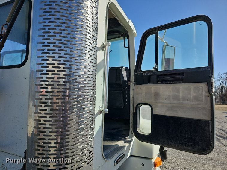 image for item DK0612 2000 Freightliner FLD112 semi truck