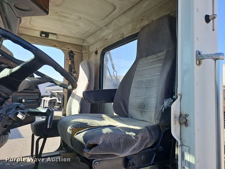 image for item DK0612 2000 Freightliner FLD112 semi truck