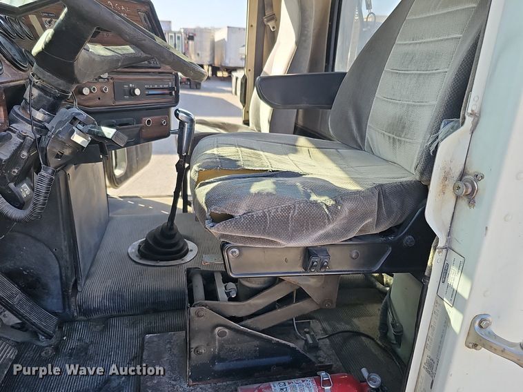 image for item DK0612 2000 Freightliner FLD112 semi truck