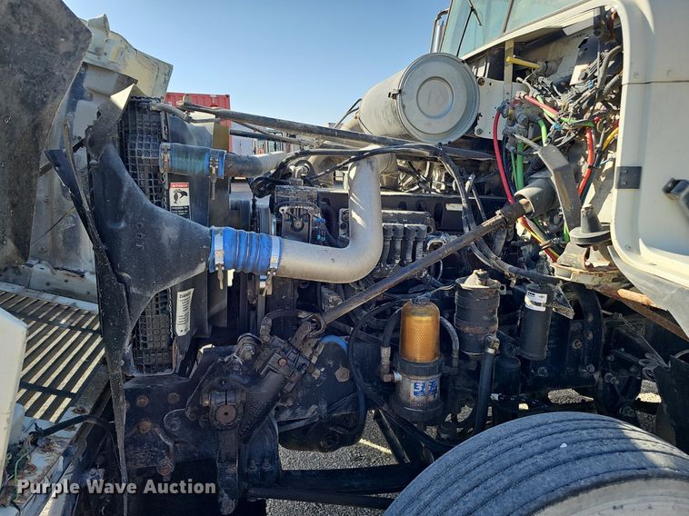 image for item DK0612 2000 Freightliner FLD112 semi truck