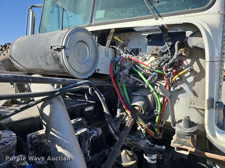 image for item DK0612 2000 Freightliner FLD112 semi truck