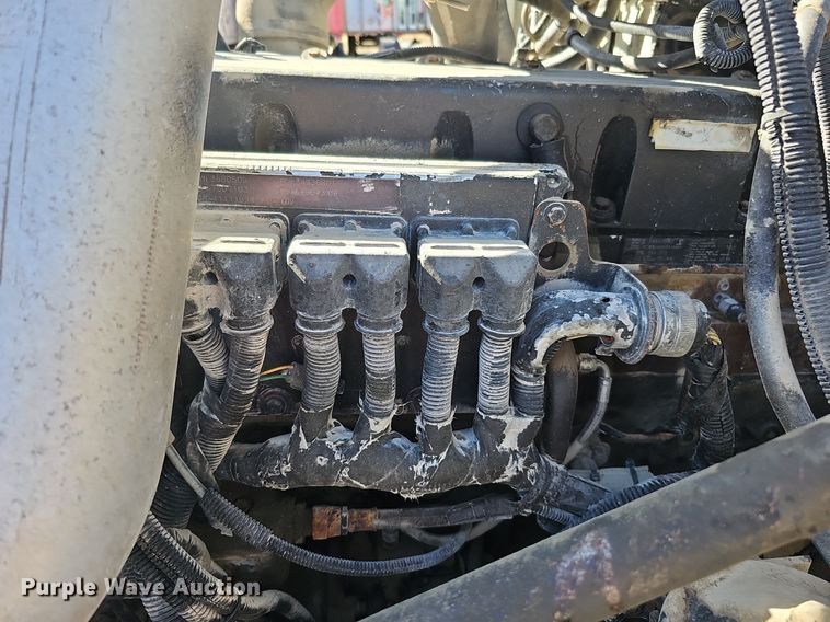 image for item DK0612 2000 Freightliner FLD112 semi truck