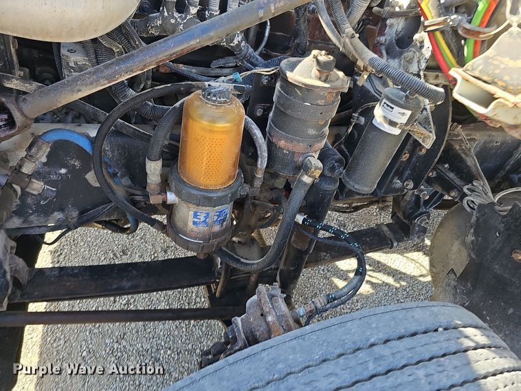 image for item DK0612 2000 Freightliner FLD112 semi truck