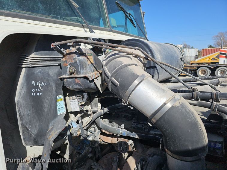 image for item DK0612 2000 Freightliner FLD112 semi truck