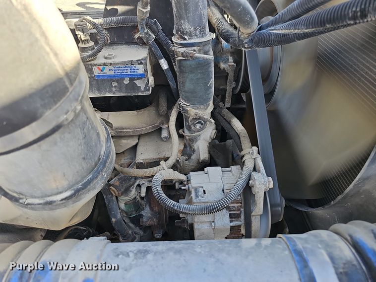 image for item DK0612 2000 Freightliner FLD112 semi truck