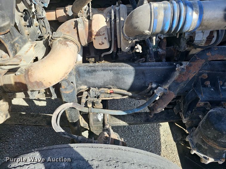 image for item DK0612 2000 Freightliner FLD112 semi truck